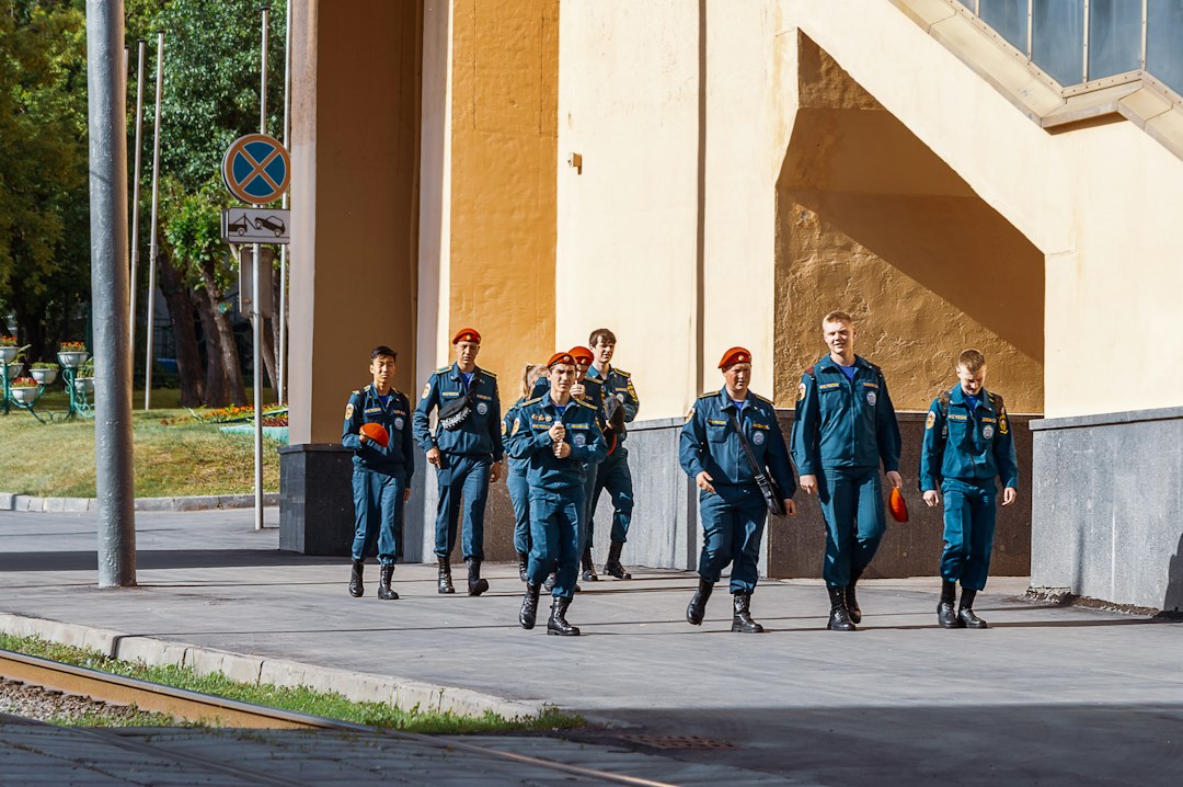 Militärenhet i matchande mucktröjor